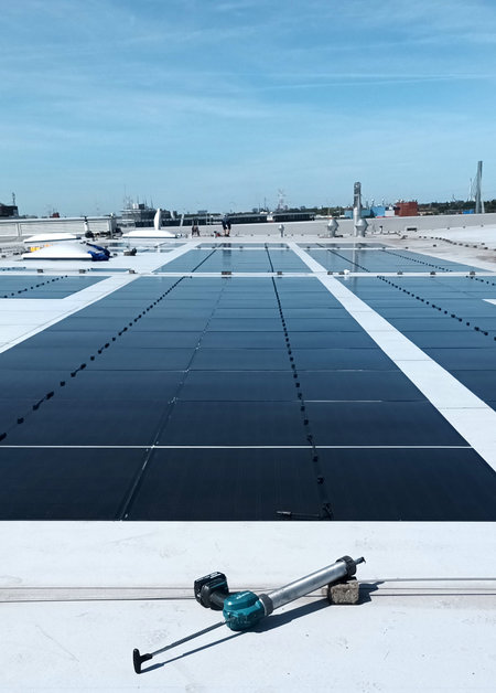 Leicht Solar geklebt