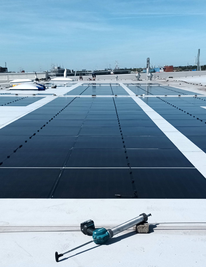 Leichte Solarmodule verklebt auf einem Dach Leichte Solarmodule verklebt auf einem Dach mit geringer Statik